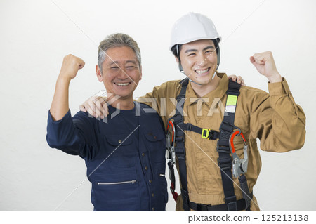 在前線工作的老年人和年輕人 125213138