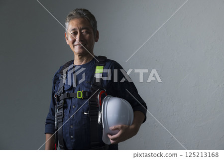 身穿全套安全帶的男性工人 125213168