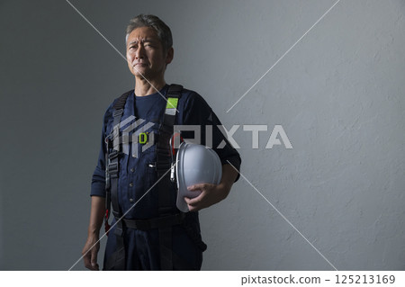 身穿全套安全帶的男性工人 125213169