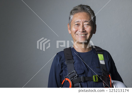 身穿全套安全帶的男性工人 125213174
