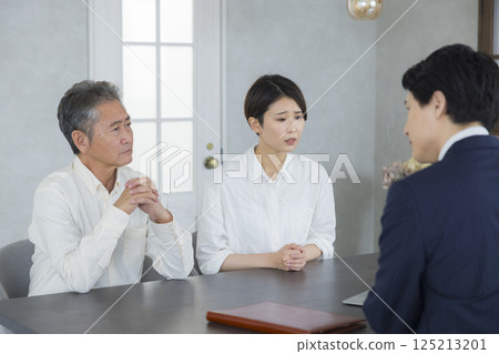 銷售員、老人和家人開會 銷售員、老人和家人開會 125213201