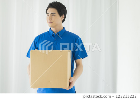 一個男人帶著微笑攜帶行李 125213222