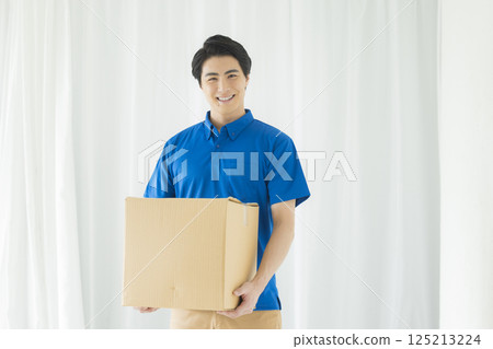 一個男人帶著微笑攜帶行李 一個男人帶著微笑攜帶行李 125213224