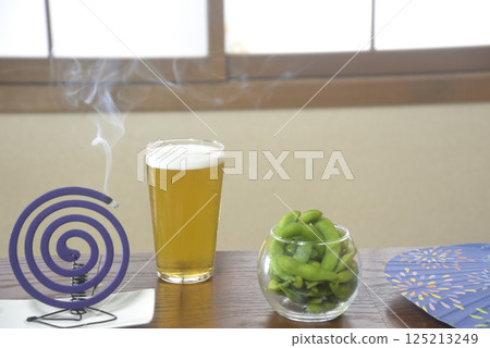 蚊香和啤酒營造出夏日氛圍 蚊香和啤酒營造出夏日氛圍 125213249