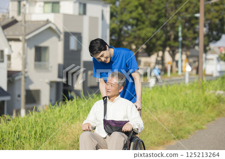 乘坐輪椅的老人 125213264