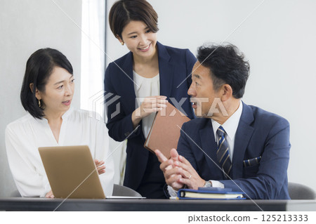 商人和女企業家在辦公室開會 商人和女企業家在辦公室開會 125213333