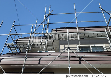 一棟舊獨立式住宅的楔形鷹架施工現場 125213379
