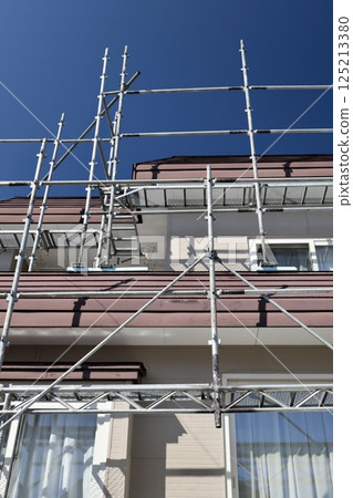一棟舊獨立式住宅的楔形鷹架施工現場 一棟舊獨立式住宅的楔形鷹架施工現場 125213380