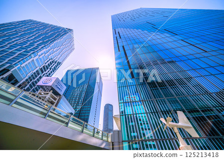 日本東京城市景觀。夏日般的炎熱……澀谷的建築……摩天大樓倒映在窗玻璃上。澀谷:萬花筒城 日本東京城市景觀。夏日般的炎熱……澀谷的建築……摩天大樓倒映在窗玻璃上。澀谷:萬花筒城 125213418