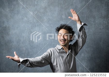 一位留著鬍鬚的男人在跳舞 一位留著鬍鬚的男人在跳舞 125213532
