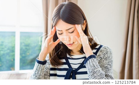 Life scene 1 of a woman suffering from a headache 125213784