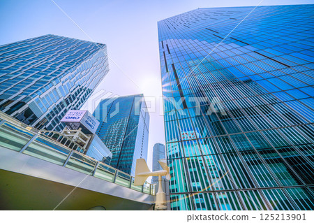 日本東京城市景觀。夏日般的炎熱……澀谷的建築……摩天大樓倒映在窗玻璃上。澀谷:萬花筒城 日本東京城市景觀。夏日般的炎熱……澀谷的建築……摩天大樓倒映在窗玻璃上。澀谷:萬花筒城 125213901