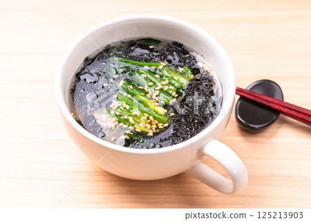 Chicken and spinach seaweed soup 125213903