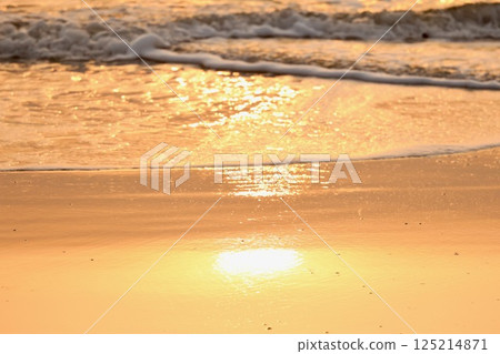 Morning sun reflected on the shore 125214871