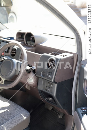 大約 10 年前推出的日本汽車的駕駛座 大約 10 年前推出的日本汽車的駕駛座 125215273