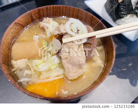 濃鬱豬肉味噌湯:一碗熱騰騰的味噌湯,配以豬肉和根莖類蔬菜。 濃鬱豬肉味噌湯:一碗熱騰騰的味噌湯,配以豬肉和根莖類蔬菜。 125215280