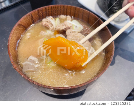 濃鬱豬肉味噌湯:一碗熱騰騰的味噌湯,配以豬肉和根莖類蔬菜。 濃鬱豬肉味噌湯:一碗熱騰騰的味噌湯,配以豬肉和根莖類蔬菜。 125215281