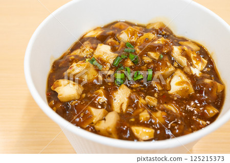 Delicious mapo tofu bento 125215373