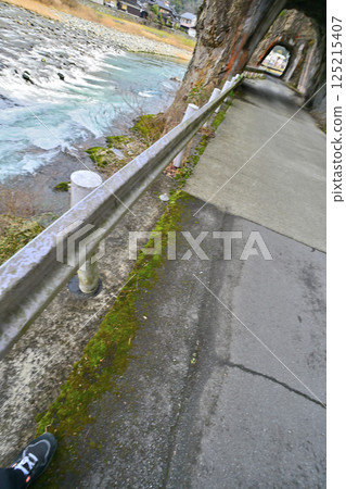 Scenic spot in Shiso City: "Yoinodomon" 125215407