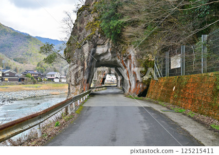 Scenic spot in Shiso City: "Yoinodomon" 125215411