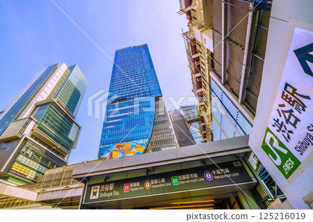 日本東京城市景觀，俯瞰澀谷車站新忠犬八公檢票口、澀谷Scramble廣場、澀谷Hikarie等。 125216019