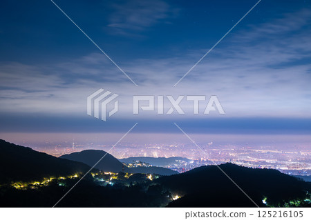 Cityscape Night View from Datun Mountain, Beitou, Taipei, Taiwan. 125216105