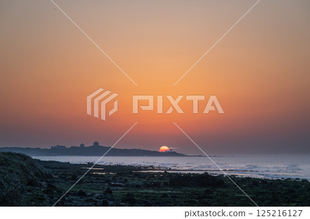 Shimen Twilight Symphony: Lighthouse Amid Gentle Ocean Waves. 125216127
