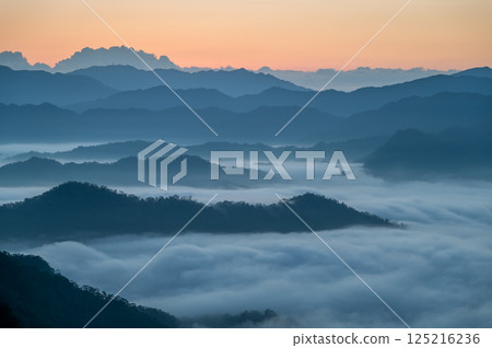 Golden Hour Cloud Dreams: Xindian's Mountain Serenity. 125216236