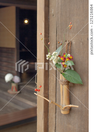 屋簷下掛滿鮮花 屋簷下掛滿鮮花 125216864