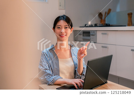 年輕女子在家工作到深夜 年輕女子在家工作到深夜 125218049