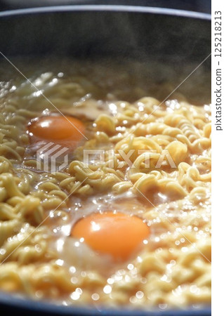 在露營地製作的泡麵 125218213