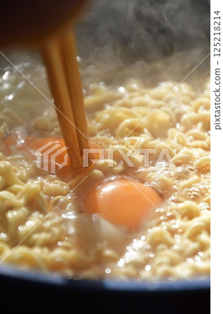 在露營地製作的泡麵 125218214