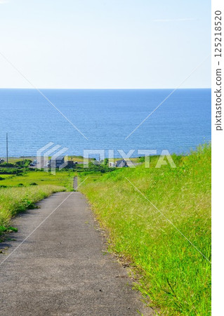 Rice terraces in Nakahama (Niigata Prefecture) 125218520