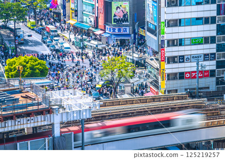 日本東京城市景觀：新冠疫情 ↓ 減少…澀谷十字路口（背面）和成田特快的景色 125219257