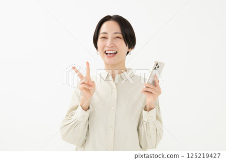 拿著智能手機微笑的女人 拿著智能手機微笑的女人 125219427