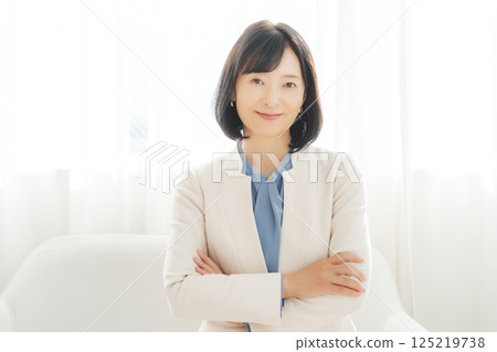 身穿白色西裝的中年職業女性形象 身穿白色西裝的中年職業女性形象 125219738