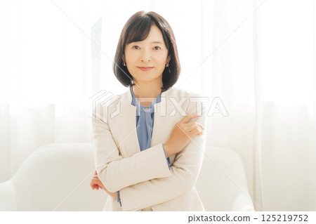身穿白色西裝的中年職業女性形象 125219752