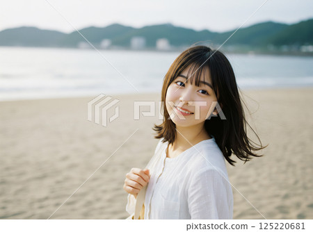 一位女士站在有風的海灘上 一位女士站在有風的海灘上 125220681