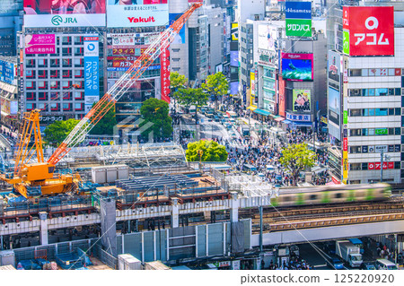 日本東京城市景觀,右側有一台起重機,是澀谷站八公檢票口的新入口和出口側,山手線,以及交叉路口 日本東京城市景觀,右側有一台起重機,是澀谷站八公檢票口的新入口和出口側,山手線,以及交叉路口 125220920