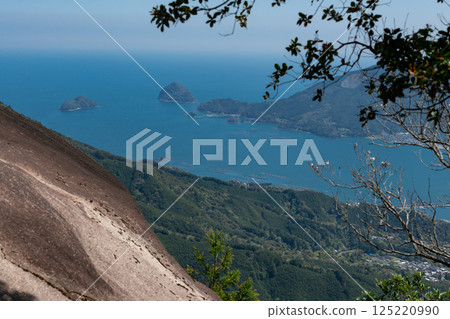 從熊野古道伊勢路的馬越嶺眺望便子山和尾鷲山 從熊野古道伊勢路的馬越嶺眺望便子山和尾鷲山 125220990
