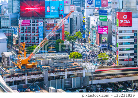 日本東京城市景觀，右側有一台起重機、澀谷站八公檢票口的新入口和出口側、火車和行人穿越道 125221929