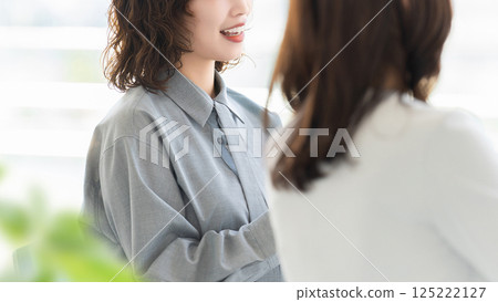 兩個女商人開會 125222127