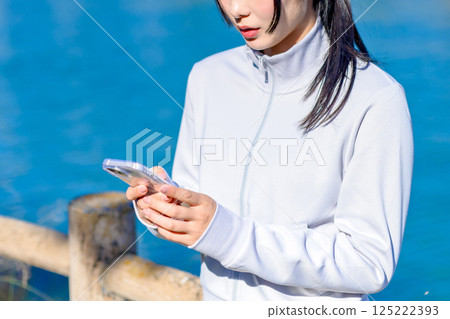女人在戶外拿著智慧型手機,驚訝、擔心、SNS 麻煩、修剪 女人在戶外拿著智慧型手機,驚訝、擔心、SNS 麻煩、修剪 125222393
