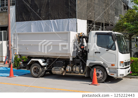 一輛卡車從建築工地收集垃圾 125222443