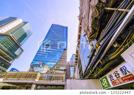 日本東京城市景觀，俯瞰澀谷車站新忠犬八公檢票口、澀谷Scramble廣場、澀谷Hikarie等。 125222447