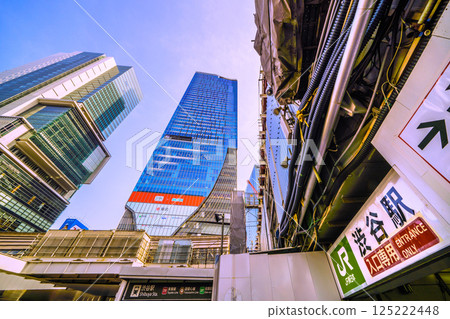 日本東京城市景觀，俯瞰澀谷車站新忠犬八公檢票口、澀谷Scramble廣場、澀谷Hikarie等。 125222448