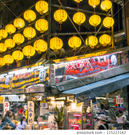 Keelung MiaoKou Night Market, Taiwan 125223162