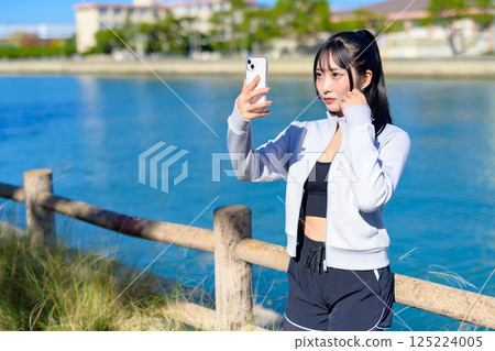 Cute woman taking a selfie with her smartphone in hand Selfie SNS Daily Life Photogenic Cute woman taking a selfie with her smartphone in hand Selfie SNS Daily Life Photogenic 125224005