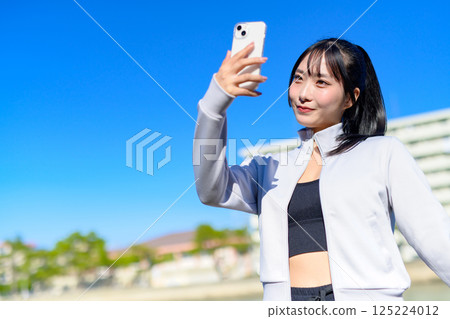 Cute woman taking a selfie with her smartphone in hand Selfie SNS Daily Life Photogenic Cute woman taking a selfie with her smartphone in hand Selfie SNS Daily Life Photogenic 125224012