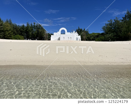 白色沙子海灘和藍色海 白色沙子海灘和藍色海 125224179